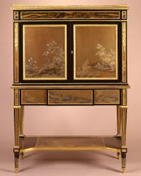 Un secretaire con montura de ormolú en estilo Luis XVI