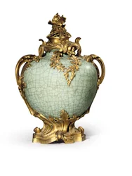 Uno de un par de jarrones y tapas estilo Luis XV, monturas fechadas en 1883, porcelana de finales del siglo XVIII-principios del XIX