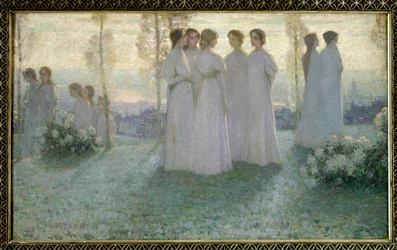 El domingo, mujer vestida de blanco hablando en un jardín