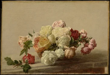 Cuenco de rosas sobre una mesa de mármol
