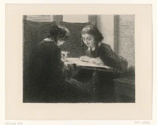 Chicas que pegan pegatinas. Dos mujeres sentadas a la mesa