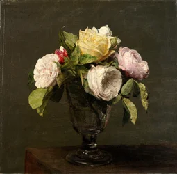 Rosas en un vaso de pie