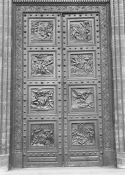 Vista de la puerta de La Madeleine compuesta por ocho paneles en relieve que representan el Decálogo y escenas del Antiguo Testamento
