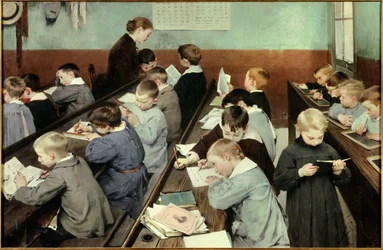 En clase, el trabajo de los pequeños. Niños en bata escolar estudian en un aula, algunos leen, otros escriben en su cuaderno o en pizarras