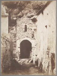 Detrás de la granja troglodita