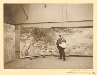 Claude Monet (1840-1926) delante de sus cuadros "Los Nenúfares", en su estudio de Giverny