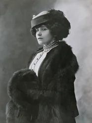 Colette, seudónimo de Sidonie-Gabrielle Colette (Saint-Sauveur-en-Puisaye