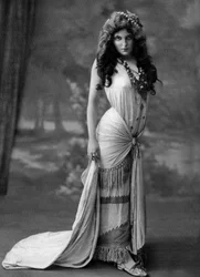 La actriz francesa Christiane Mancini en el papel de Aiescha en la obra "Les hommes de proie", Champigny, Francia, foto de Henri Manuel del periódico francés "Le Theatre" de septiembre de 1907.