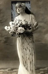 Retrato de cuerpo entero de Lucy Arbell, cantante de ópera francesa, disfrazada