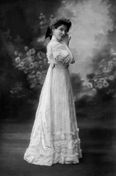 La Srta. Goldstein como Yvonne en la obra "Les plumes du Paon", París, foto de Henri Manuel del periódico francés "Le Theatre" de octubre de 1907.