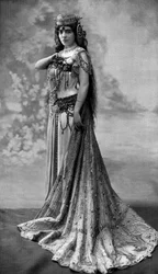 La cantante de ópera Germaine Bailac como Dalila en la ópera "Samson et Dalila",1908 (foto b/n)