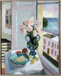 Flores delante de una ventana