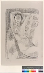 Desnudo sentado en un sillón con decoración floral