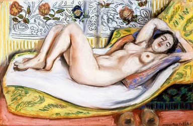 Desnudo en un sofá amarillo