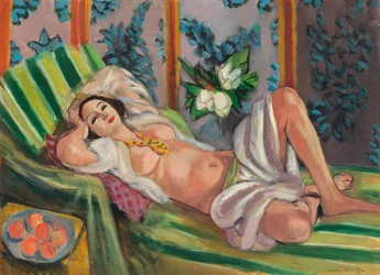 Odalisca reclinada con magnolias