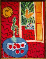 Interior rojo, bodegón sobre mesa azul