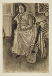 Modelo sentada con una guitarra