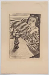 Joven sentada con un ramo de flores