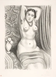 Modelo femenina desnuda sentada con los brazos cruzados detrás de la espalda (odalisca)