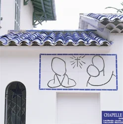 Vista de la entrada y el tejado de la Capilla del Rosario, Vence