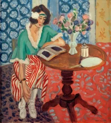 Mujer leyendo en una mesa ((con vestido a rayas verdes y rojas)