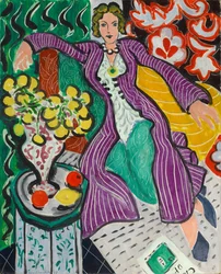 Mujer con abrigo morado