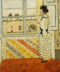 Mujer joven en una ventana, vestido de rayas azules