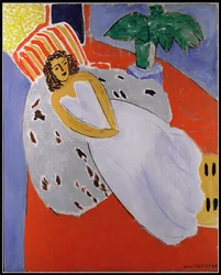 Mujer joven de blanco, fondo rojo