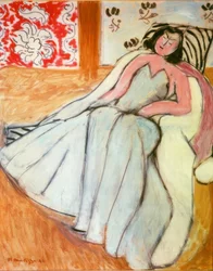 Mujer joven con abrigo de piel blanco