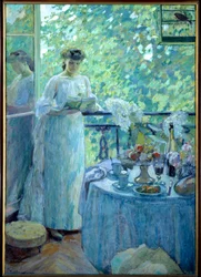 Madame O. en el balcón. Una joven lee un libro en un interior burgués, la mesa está servida para el desayuno. Pintura de Henry Ottmann