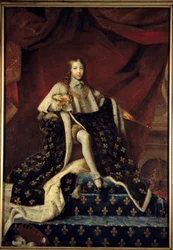 Luis XIV a los 10 años, representado en 1648 en su trono con gran manto real, protector de la Real Academia de Pintura y Escultura, rodeado de los atributos de la ciencia y las artes