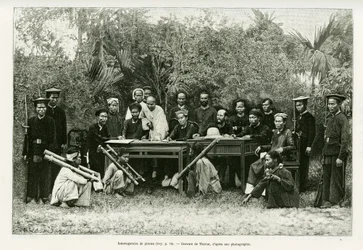 Interrogatorio de piratas. Grabado por Thiriat, para ilustrar la historia Trente mois au Tonkin en 1884, por el Doctor Hocquard, en Le tour du monde 1889, dirigido por Edouard Charton, Hachette, París.