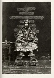 Retrato del Rey Dong Khanh (1864-1889) Emperador de Annam, en traje ceremonial. Grabado por Thiriat, para ilustrar la historia “Trente mois au Tonkin” por el Dr. Charles Edouard Hocquard, en 1885, en Le tour du monde, nuevo diario de viajes