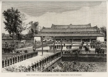 Audiencia solemne dada por el Rey Dong Khanh (1864-1889) Emperador de Annam a los representantes de Francia en la ciudad imperial de Hue (Vietnam). Ilustración de la historia “Trente mois au Tonkin” por el Dr. Charles Edouard Hocquard (1853-1911)