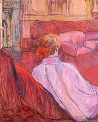 Mujer Sentada en un Sofá Rojo