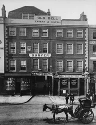 La vieja posada Bell, High Holborn, c.1884