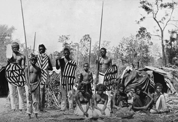 Un grupo de nativos de Queensland con lanzas y escudos