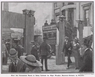 Cómo se está aislando la ruta de la coronación con altas barreras de madera