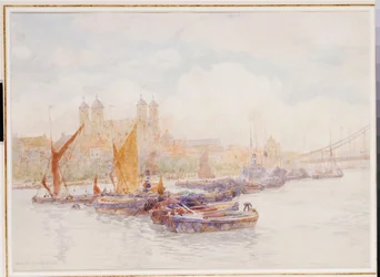 La Torre de Londres desde el Támesis con barcos en primer plano