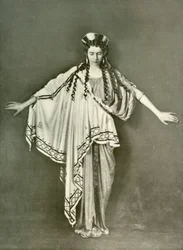 Una Mujer Ateniense de Moda a.C. 600-468, 1924