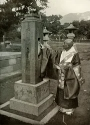 Un sacerdote budista y rueda de oración, 1910