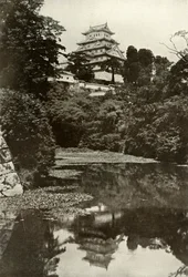 Un antiguo castillo feudal desde el foso, 1910