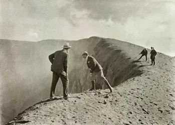 Al borde del cráter, Asama-Yama, 1910