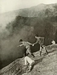 Al borde del cráter, Aso-San, 1910