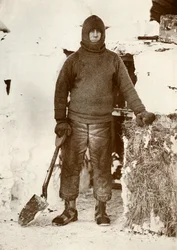Capitán L. E. G. Oates junto a la puerta del establo, 30 de agosto de 1911, 1913