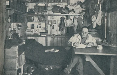 Capitán R. F. Scott, R.N., escribiendo en su diario