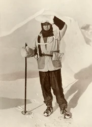 El Capitán Scott llevando la cartera en la que llevaba sus diarios de trineo, c1910-1911, 1913