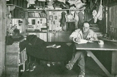 El capitán Scott escribiendo en su diario