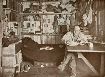 El capitán Scott en su guarida, c1911, 1913