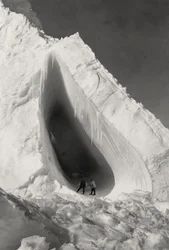 Cueva excavada en el hielo